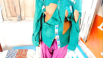 Kachray wali ko choda aur oski Gand aur phudi mari bahot Maza ayaa chod k wo na na krti Rahi mager me ne nhi Suni aur chod dya
