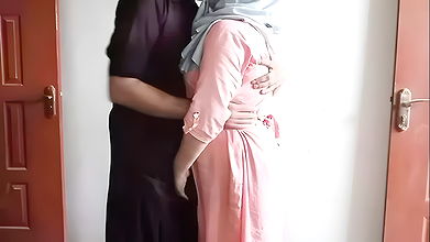 Desi indian married Aunty ki chudai hot Aunty ne Apne yar se chudwaya Muslim Hijabi desi Aunty