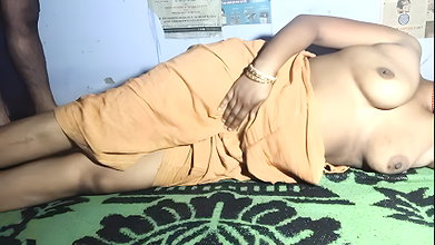 Bhabhi ji ki gaand mari our sara pani unki chuchiyo par gira diya