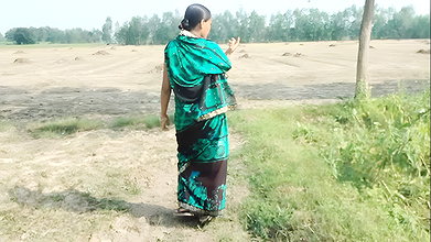 Jangal me ghumti mili Desi bhabhi ko choda