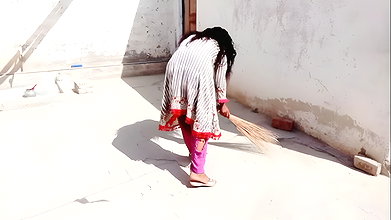 Painfull sex with Kam wali Bai ko choda aur oski phudi ma lun Dala aur ose lun choswaya bahot Maza Aya aur osko Gand phar di