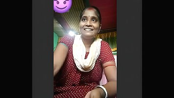 Desi Village Bhabhi Shows her Boobs