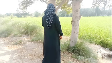 Muslim Randi girl road pa khari ho ker logon se chodwa Rahi thi ma ne bhi chod Dala aur gand phar di