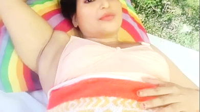 The beautiful housewife called the message boy to her house and had sex