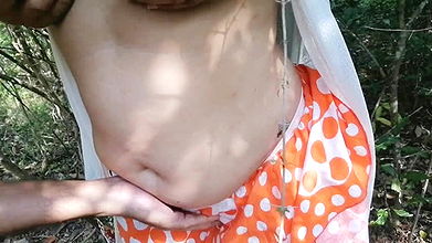 කැරිම විසේ අවුස්සලා බෝල බට්ටිගෙ පට්ටම ෆන් එක ගන්න නම් කැලේම පයිණ්ඩ ඕනෙ sri lanka real jungle sex cum