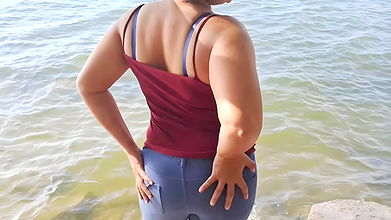 වේසා කමේ යන එකිට එකෙක් සෙට් වෙලා වැව ලගදි ගලේ තියන් කිම්බ පැලුවා asian girl , big ass nice pussy ,