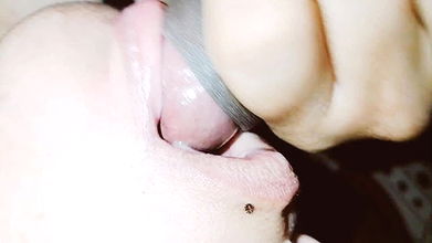 හිරි වැටෙන්න පොල්ල උරල කටට ගත්තු සුපිරි ආතල් එකක් sri lankan blowjob girl ,asian nicely