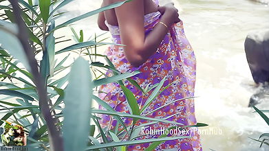 ලොකු නෝනා ගගේ නානවා හොරෙන් බලන් sri lanka servant fuck to loku madam while bathing river sex xxx