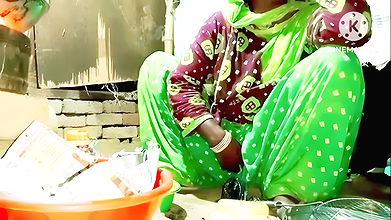 Aaj bhabhi ka itna gand mara ki chillane lagi aur Sine se dudh bhi nikal Dia se ho Dhokha hua hi nhi tha