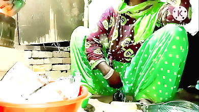 Aaj bhabhi ka itna gand mara ki chillane lagi aur Sine se dudh bhi nikal Dia se ho Dhokha hua hi nhi tha