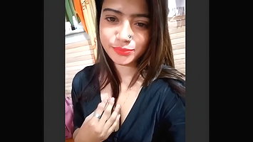 Cute Desi Babe Showing Boobs n Pussy