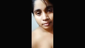 Bhabi Showing Her Bigboobs