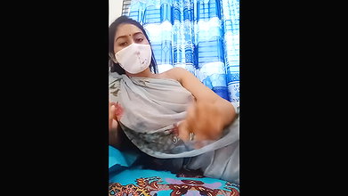 Desi girl showing her nude body to webcam