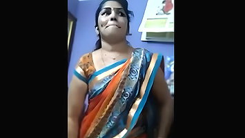 Desi Aunty Showing Pussy to BOOoss