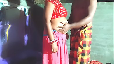 Padosi bhabhi ki chut mein land ghusaya