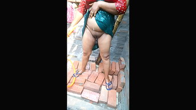 Sadia is a Very sexy girl shows his pussy