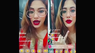 Hot Babe Doing Insta Live But Suddenly her Mom Came Nude From Bathroom