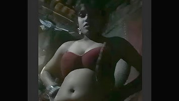 INDIAN VILLAGE GIRL SHOWING OFF HER BEAUTIFUL TITS