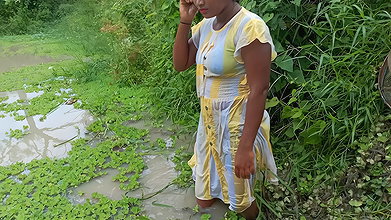Amazing Village Lady Hand Fishing-da