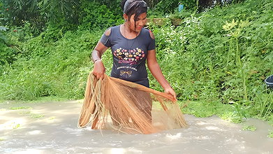 Amazing Village Lady Net Fishing-da