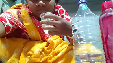 Bhabi ne pura desi ka bottle khali kor diya Bhabhi ne pre desi bottle khali koradia Body Ekta Bengaler Empty the bottle blank