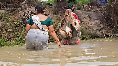 Amazing Mouni Fishing with Friend    Village Women
