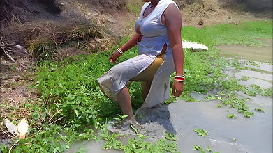 Amazing Village women Hand fishing   Village women