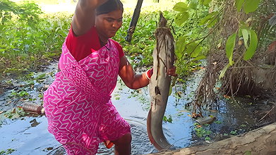 Amazing Village Women hook fishing    Very Big Fis
