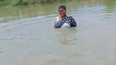 Amazing village women net fishing video   Mouni fi