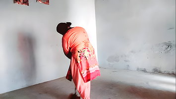 Apni Kam wali anti ko choda bry boobs wali nukrani