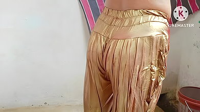 How Is Bhabhi Dressing up for Her Friend Full Hot Romantic Bathing Stepsister