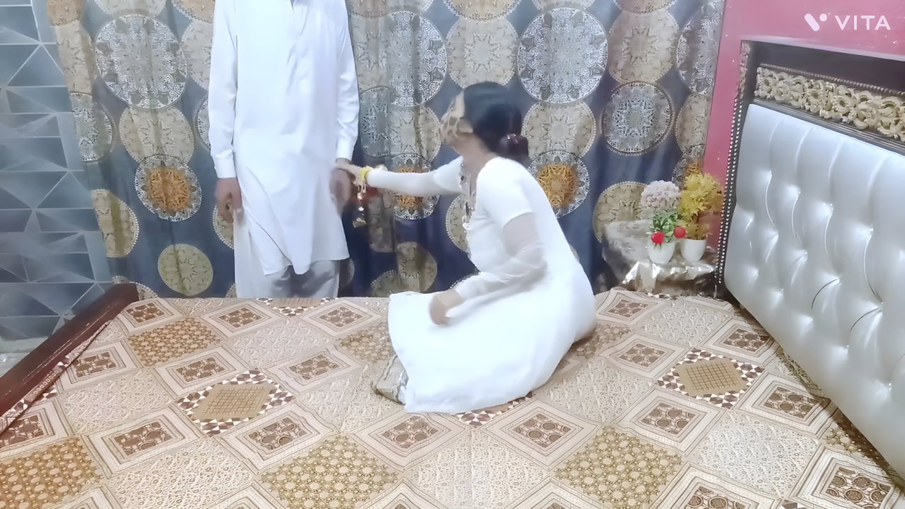 Shadi wali Raat Beautiful Indian Desi Girl ka Ashiq room mai a gya aur khub Churai kari Best Xxxxx Sex Hindi Dirty Talk
