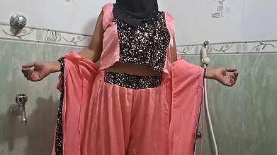 Desi aunty quenched his thirst by inserting a dildo into her pussy