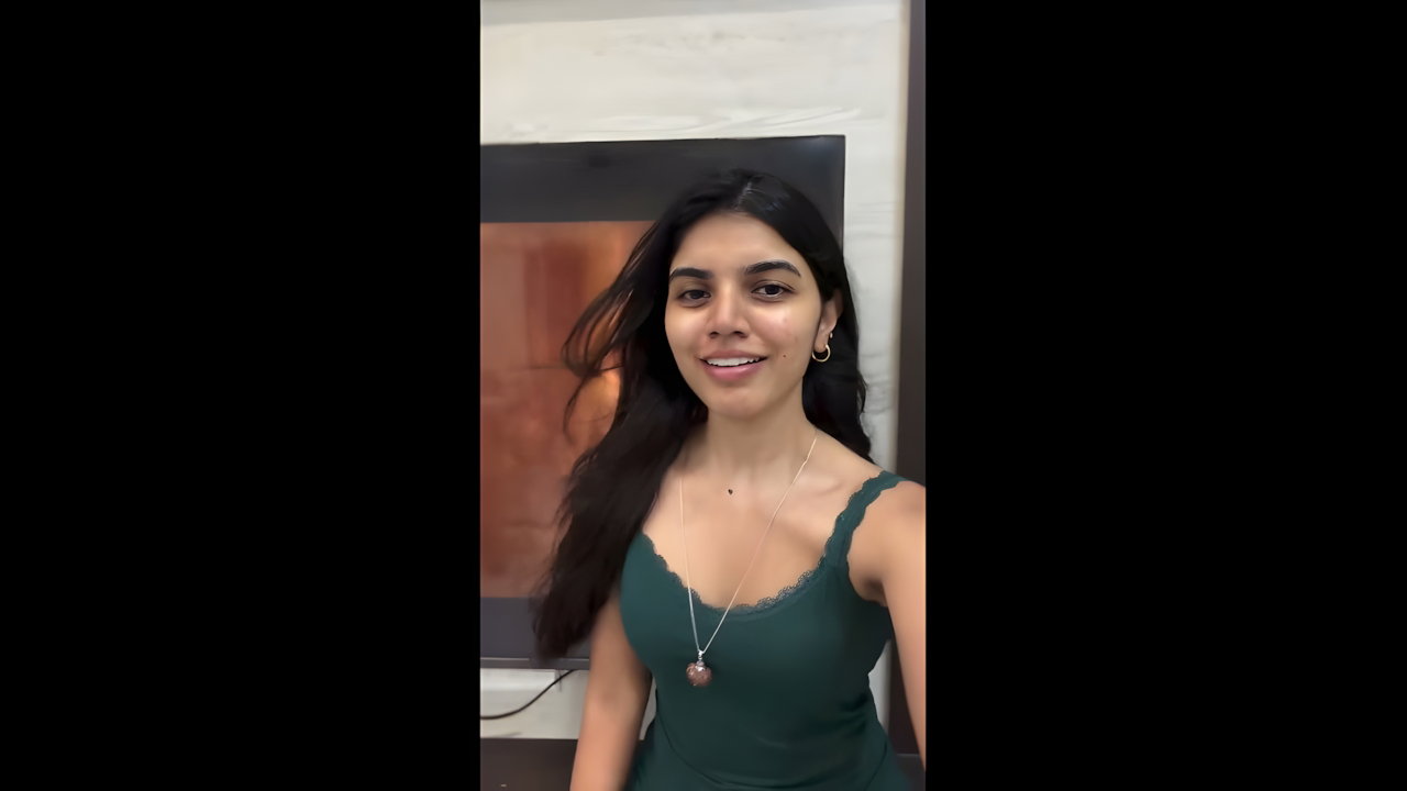 Telugu actress Gayathiri seducing hot armpit cleavage show (2)2