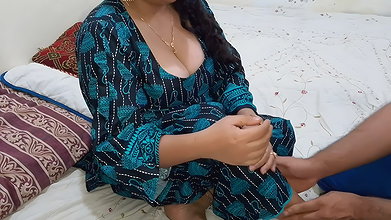 First Pressed the Stepmother’s Boobs and Then Had Sex