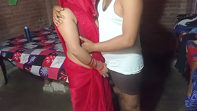 Laal Sari Me Bhabhi Ji Looks Very Hot and Sexy.