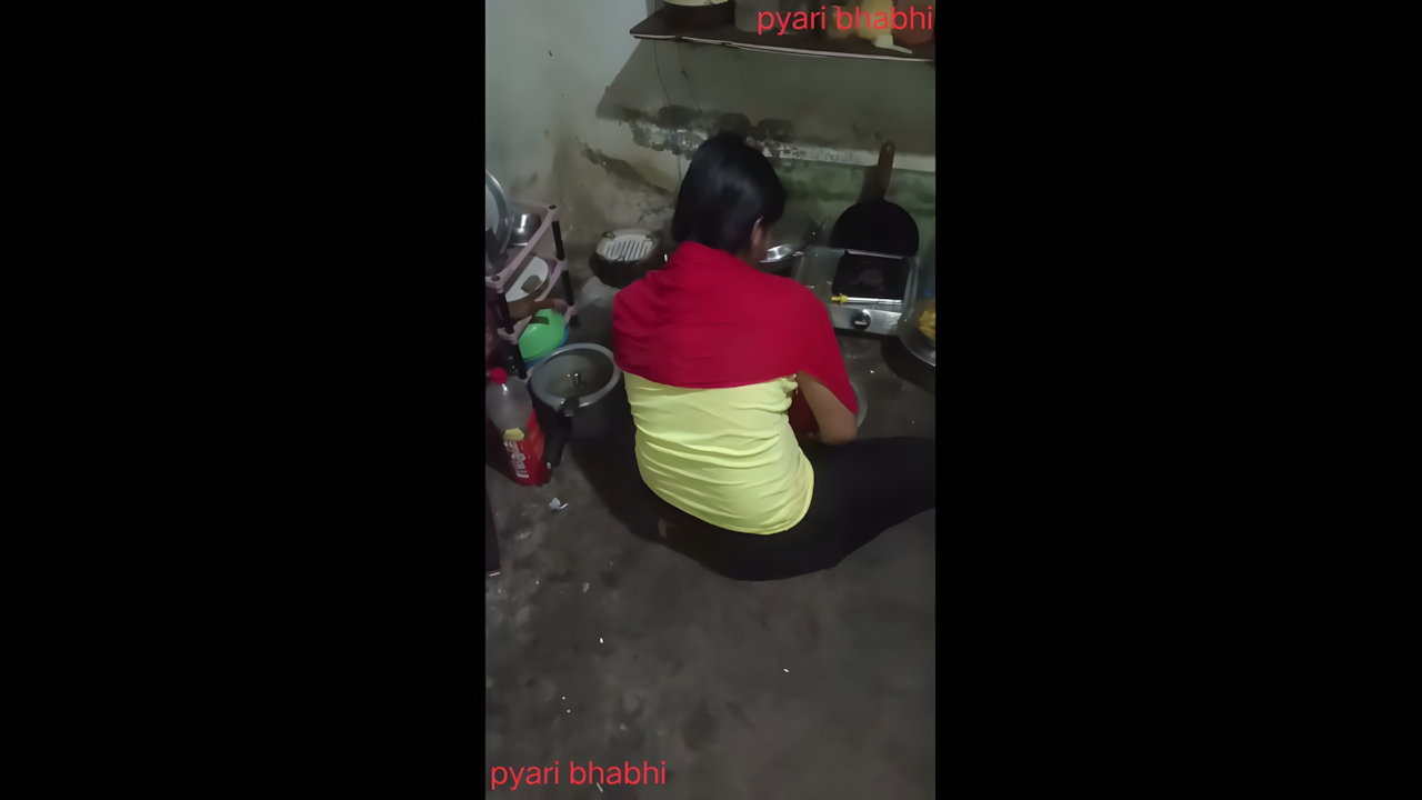 Sister-in-law in the kitchen, brother-in-law’s land ke pani nikali apni hands se big boobs dikha kar phir ass chudai hindi audio handjobs