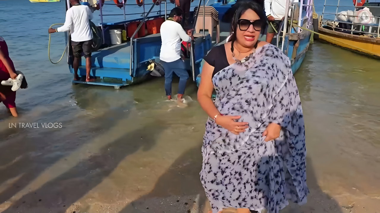 Nair Fleshy Tummy ,Navel,Big Breasts ,Huge Ass in black Saree