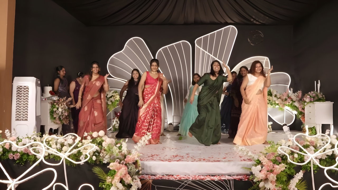 Malayali_sexy_beautful_girl_navel_in_saree__dance