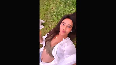 SHARMA FLAUNTING HER SEXY FIGURE CLEVAGE 2