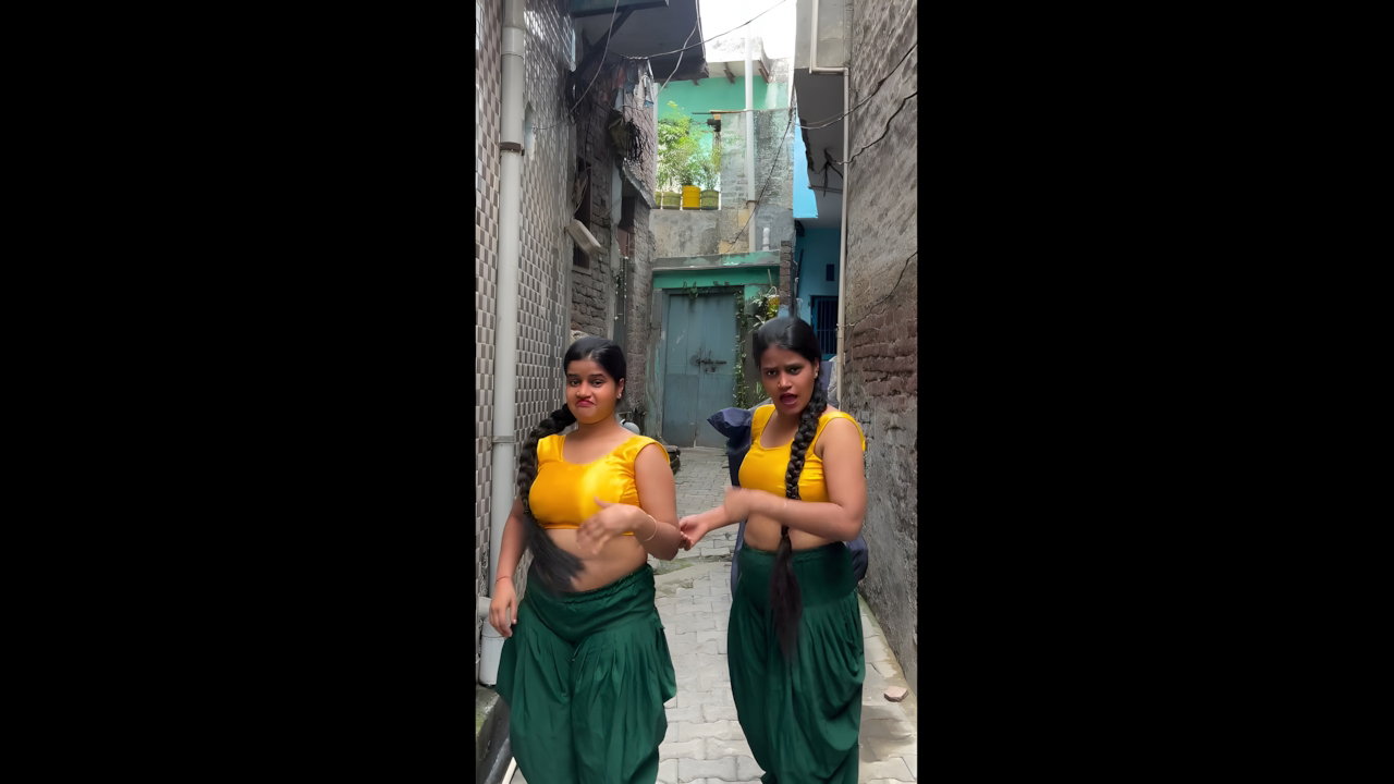 desi twins hot boobs and navel in yellow green costume 2 2