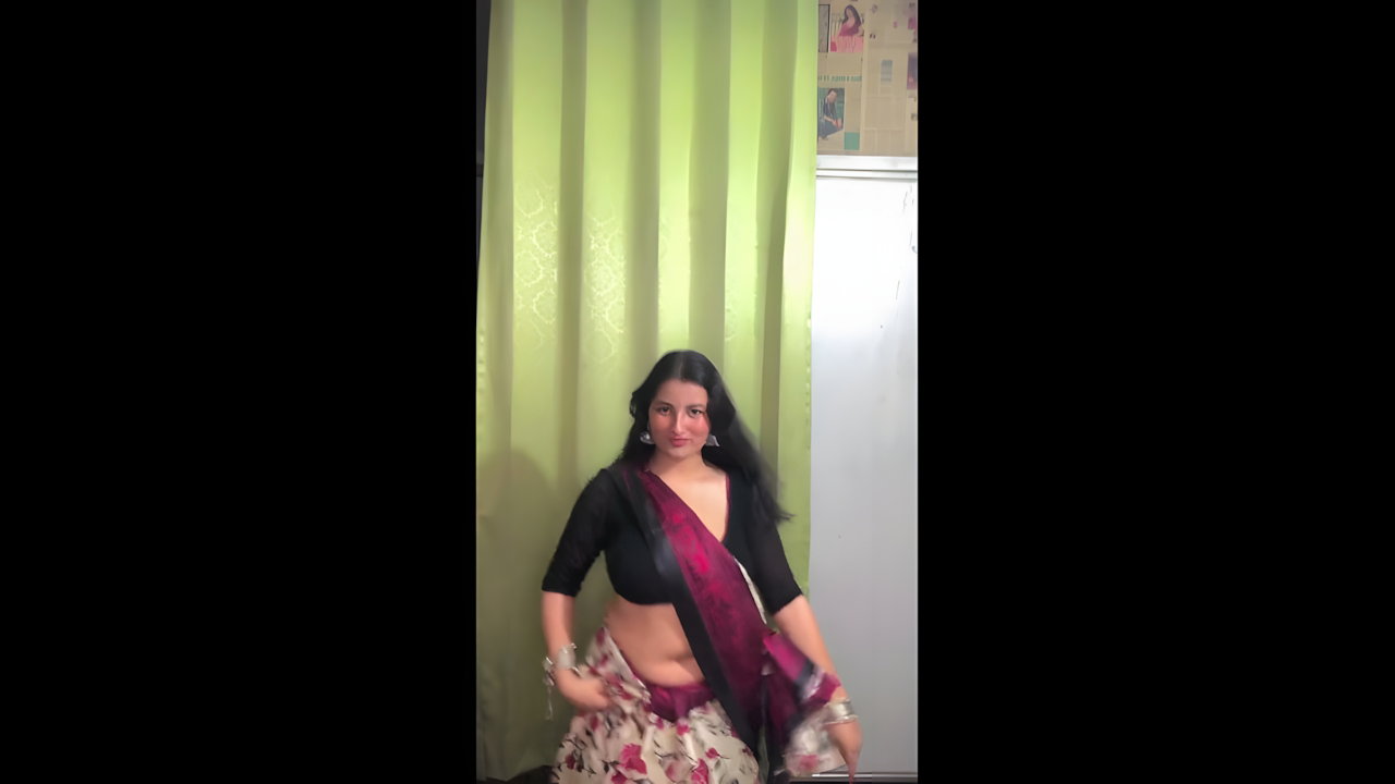 punjabi chubby girl fleshy deep navel and big boos in red black saree 1