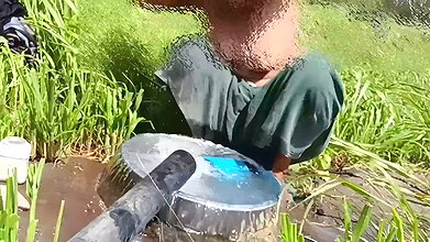 Khet ke pados wali bhabhi bajare ke khet mein nangi Naha rahi thi pados wale devar Ne nahate bhabhi ko Raji karke Ghar jakar gand Mari bhabh
