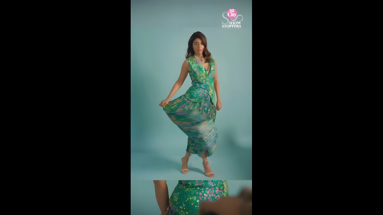 TEMPTING SHRIYA SARAN CUTE CLEAVAGE SHOOT 2