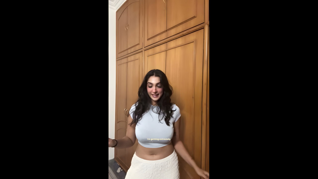 desi girl sexy deep navel in white top 2 2