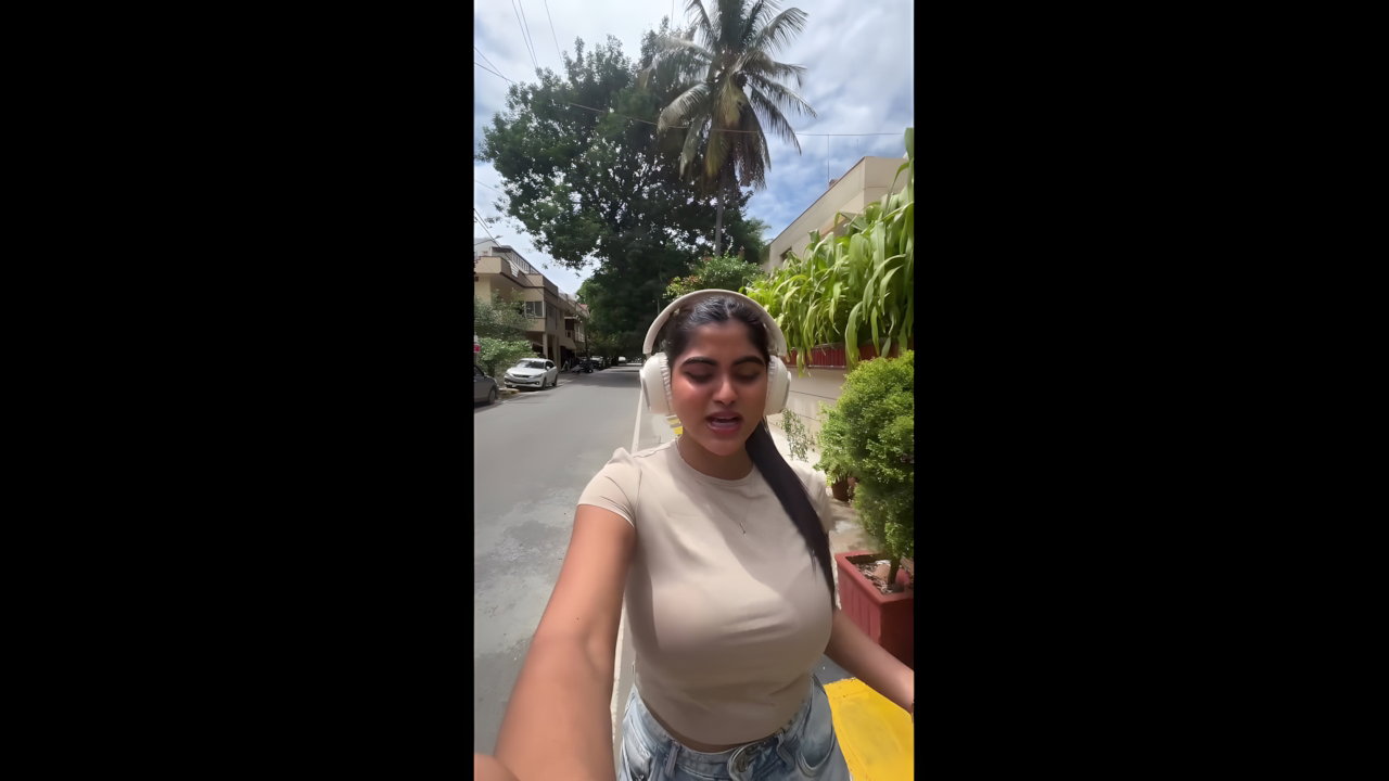 big jiggling boobs in tight grey tshirt 2 2