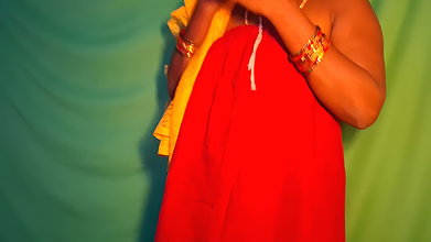 Navel and Erotic Show of Tamil Married Bhabi