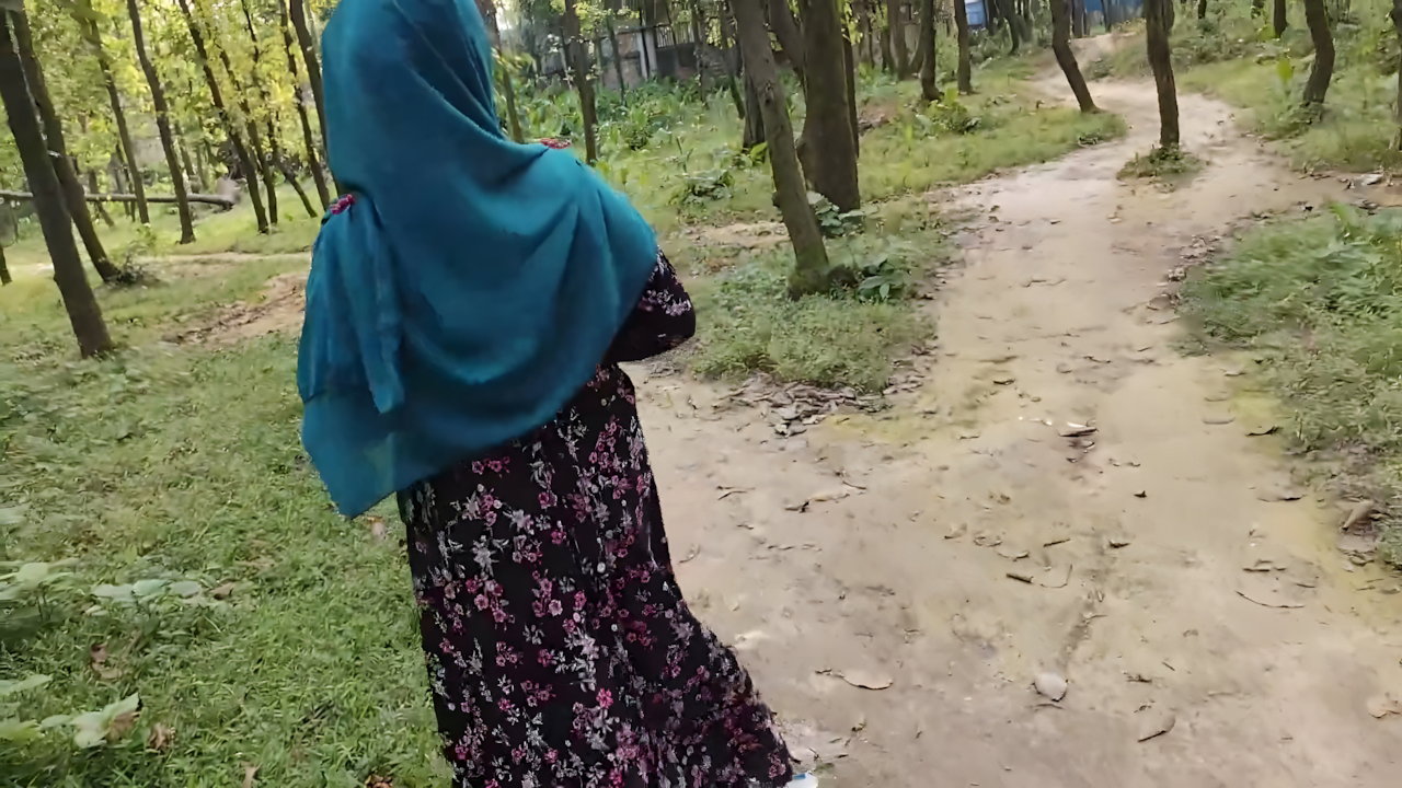 Outdoor sex. While walking in the jungle, he took an Indian Bengali beautiful girl home and fucked her hard. Video Part-01