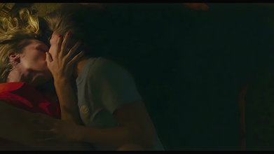 2016 nude lesbian scenes – Lola Kirke, Breeda Wool