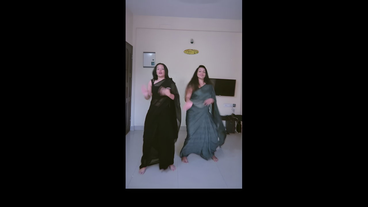 mom and daughter dance in black saree 2